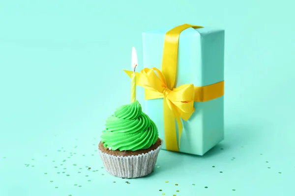 Sabroso Cupcake Con Vela Cumpleaños Caja Regalo Sobre Fondo Azul — Foto de Stock
