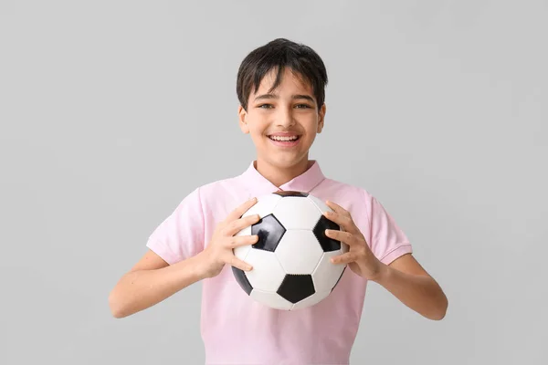 Petit Garçon Avec Ballon Football Sur Fond Gris — Photo