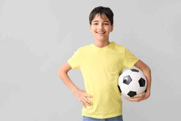 Kleiner Junge Mit Fußball Auf Grauem Hintergrund — Stockfoto