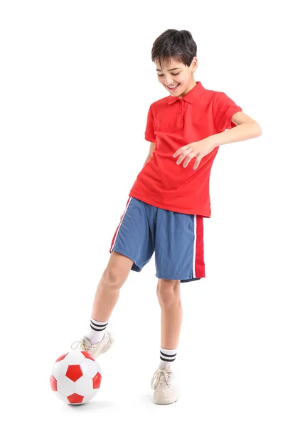 白い背景にサッカーボールで遊んでいる男の子 — ストック写真