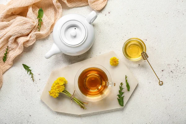 白い背景に蜂蜜とティーポットで健康的なタンポポのお茶のグラスカップ — ストック写真