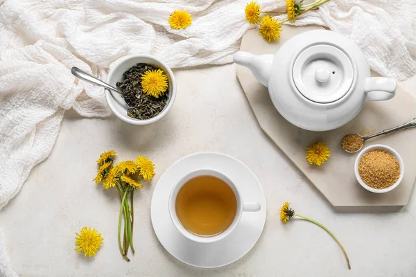 Κύπελλο Υγιή Πικραλίδα Τσάι Και Τσαγιέρα Λευκό Φόντο — Φωτογραφία Αρχείου