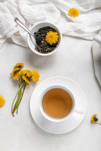 白い背景に健康的なタンポポのお茶のカップ — ストック写真