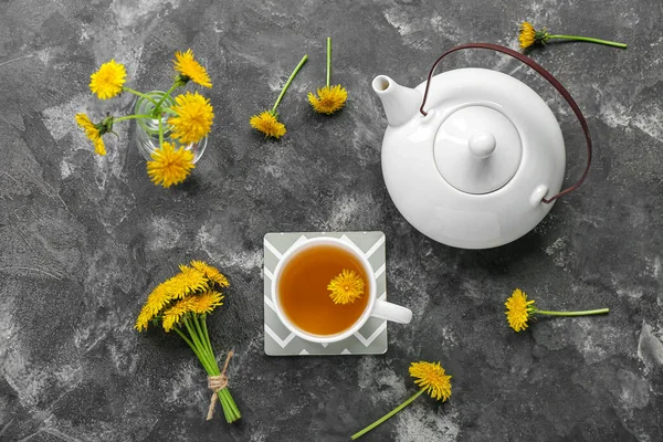 灰色の背景に健康的なタンポポのお茶とティーポットのカップ — ストック写真
