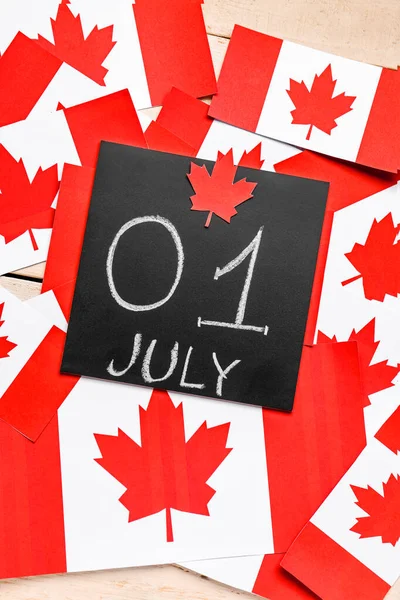 Kreidetafel Mit Datum Juli Und Kanadischen Flaggen Auf Weißem Holzgrund — Stockfoto