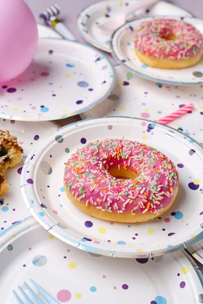 Paper Disposable Plates Doughnut Grunge Background Closeup — Stock Photo, Image