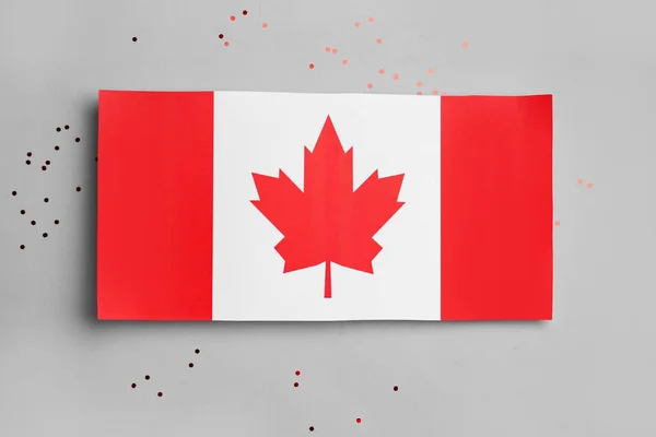 Papierfahne Von Kanada Mit Konfetti Auf Grauem Hintergrund — Stockfoto
