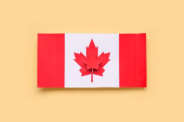 Bandera Papel Canadá Con Hoja Arce Sobre Fondo Amarillo —  Fotos de Stock