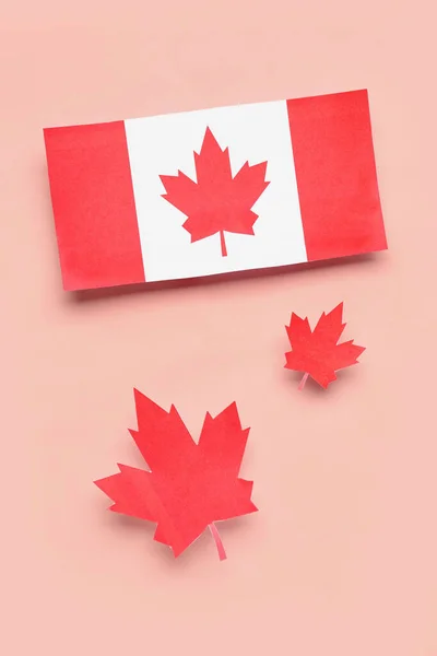 Flagga Kanada Med Papper Lönnlöv Rosa Bakgrund — Stockfoto