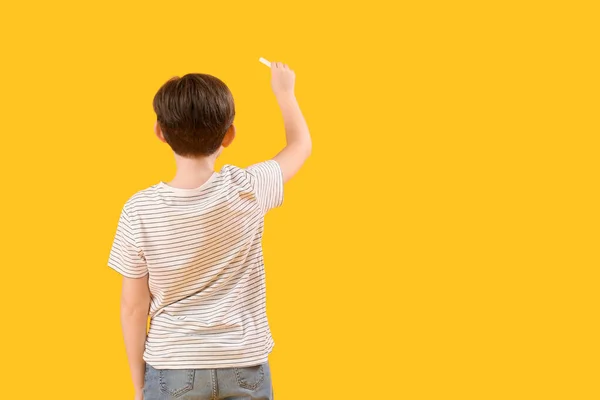 Kleiner Junge Mit Kreidezeichnung Auf Gelbem Hintergrund Rückseite Kindertagsfeier — Stockfoto