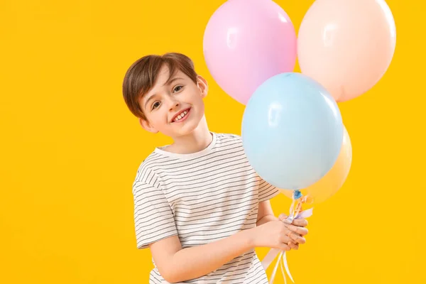Menino Com Balões Fundo Amarelo Celebração Dia Das Crianças — Fotografia de Stock