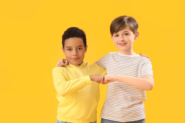 Mali Chłopcy Uderzają Pięściami Żółte Tło Obchody Dnia Dziecka — Zdjęcie stockowe