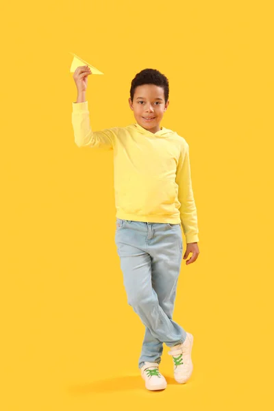 Menino Afro Americano Com Avião Papel Fundo Amarelo Celebração Dia — Fotografia de Stock