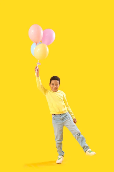Niño Afroamericano Con Globos Sobre Fondo Amarillo Celebración Del Día —  Fotos de Stock