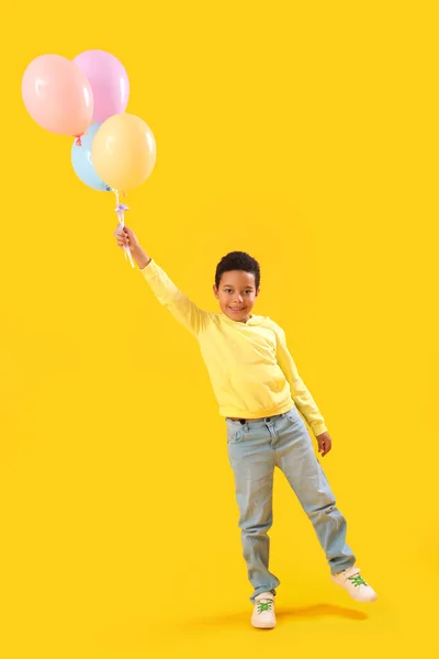 Liten Afroamerikansk Pojke Med Ballonger Gul Bakgrund Barnens Dag Firande — Stockfoto
