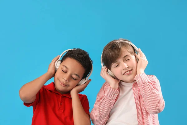 Mali Chłopcy Słuchawkach Niebieskim Tle Obchody Dnia Dziecka — Zdjęcie stockowe