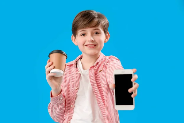 Маленький Мальчик Чашкой Какао Мобильным Телефоном Синем Фоне Праздник Дня — стоковое фото
