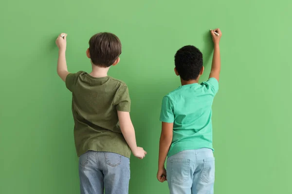 Petits Garçons Dessinant Avec Des Morceaux Craie Sur Fond Vert — Photo