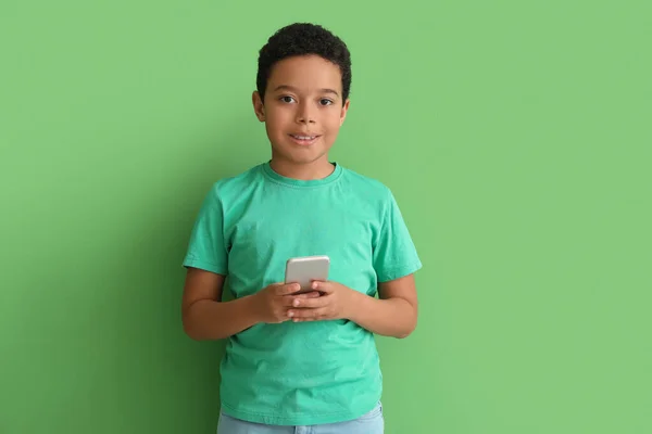 Pequeño Niño Afroamericano Usando Teléfono Móvil Fondo Verde Celebración Del —  Fotos de Stock