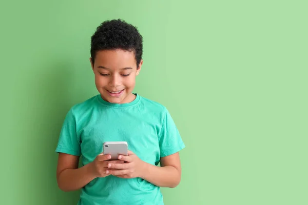 Kleine Afro Amerikaanse Jongen Met Behulp Van Mobiele Telefoon Groene — Stockfoto