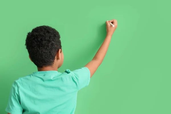 Kleine Afroamerikanische Jungenzeichnung Mit Kreideteil Auf Grünem Hintergrund Rückseite Kindertagsfeier — Stockfoto