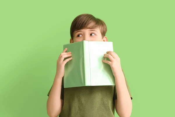 Menino Com Livro Sobre Fundo Verde Celebração Dia Das Crianças — Fotografia de Stock