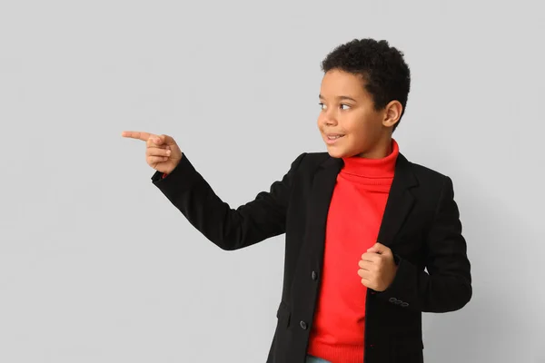 Маленький Афро Американський Хлопчик Який Вказує Щось Світлому Тлі Дитячий — стокове фото