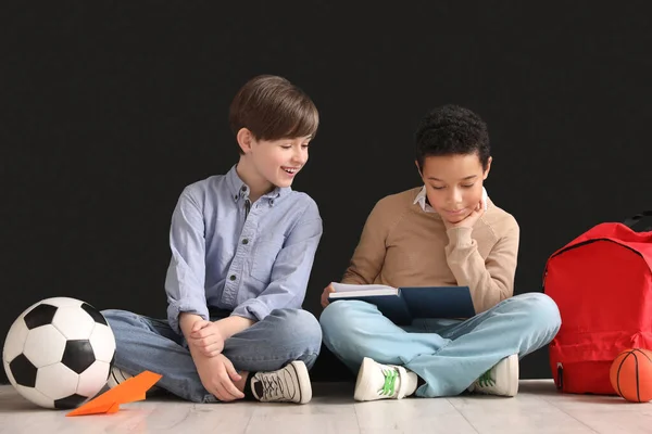 Kleine Jongens Lezen Boek Buurt Van Schoolbord Kinderfeestviering — Stockfoto