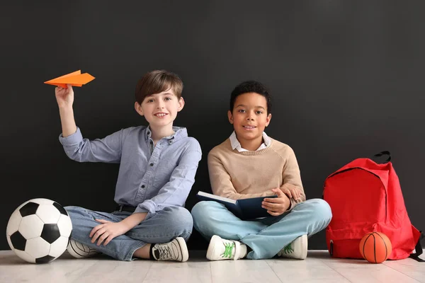 Kleine Jongens Met Papieren Vliegtuig Boek Zitten Naast Schoolbord Kinderfeestviering — Stockfoto