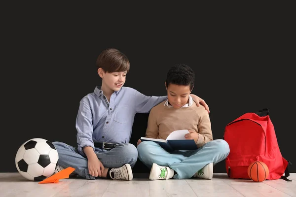 Kleine Jongens Lezen Boek Buurt Van Schoolbord Kinderfeestviering — Stockfoto