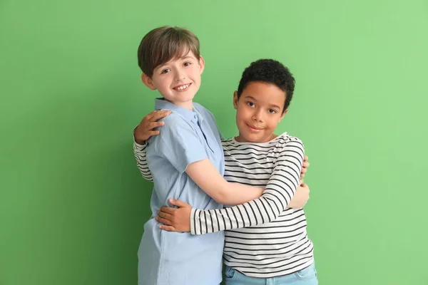 Yeşil Arka Planda Kucaklaşan Sevimli Küçük Çocuklar — Stok fotoğraf