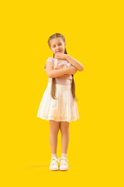 Κοριτσάκι Δώρο Κίτρινο Φόντο Γιορτή Της Ημέρας Των Παιδιών — Φωτογραφία Αρχείου
