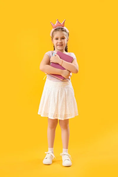 Kleines Mädchen Krone Mit Notizbüchern Auf Gelbem Hintergrund Kindertagsfeier — Stockfoto