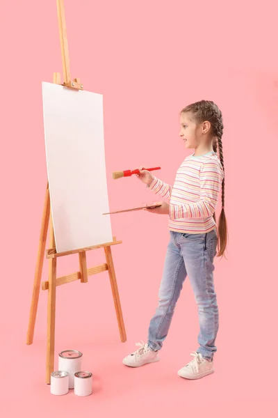 Niña Con Pincel Dibujo Paleta Sobre Fondo Rosa Celebración Del — Foto de Stock