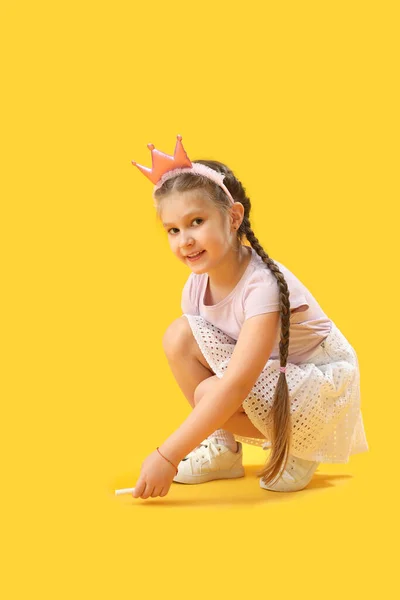 Маленька Дівчинка Кронштейні Крейдою Жовтому Тлі Дитячий День — стокове фото