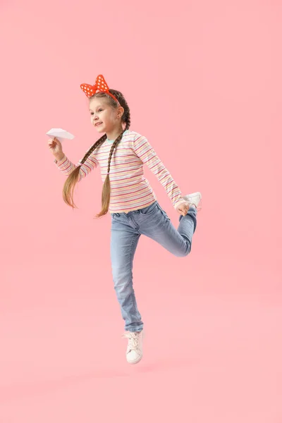 Klein Meisje Met Papieren Vliegtuigje Roze Achtergrond Kinderfeestviering — Stockfoto