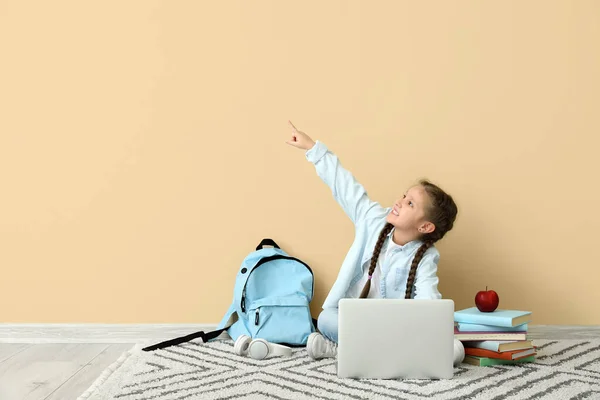 Egy Kislány Laptoppal Aki Valami Bézs Falra Mutat Gyermeknapi Ünnepség — Stock Fotó