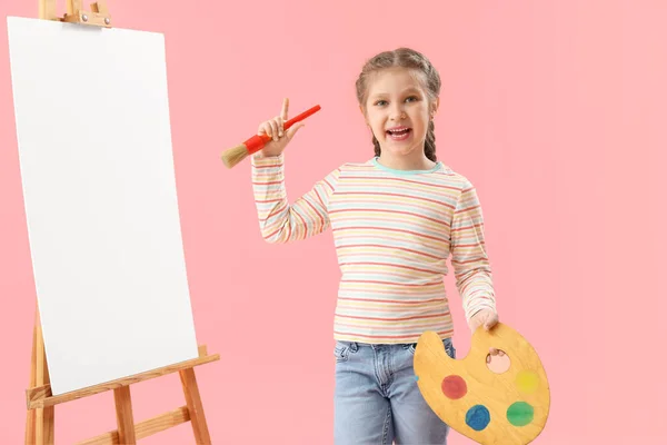Kleines Mädchen Mit Pinsel Und Palette Zeigt Auf Etwas Auf — Stockfoto