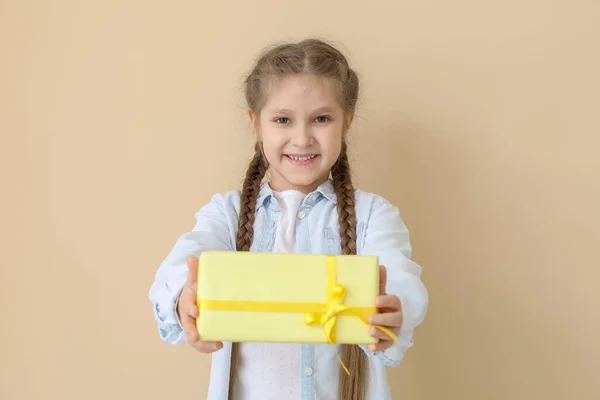 Κοριτσάκι Κουτί Δώρου Μπεζ Φόντο Γιορτή Της Ημέρας Των Παιδιών — Φωτογραφία Αρχείου