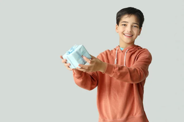 Kleiner Junge Mit Geschenk Auf Hellem Hintergrund Kindertagsfeier — Stockfoto