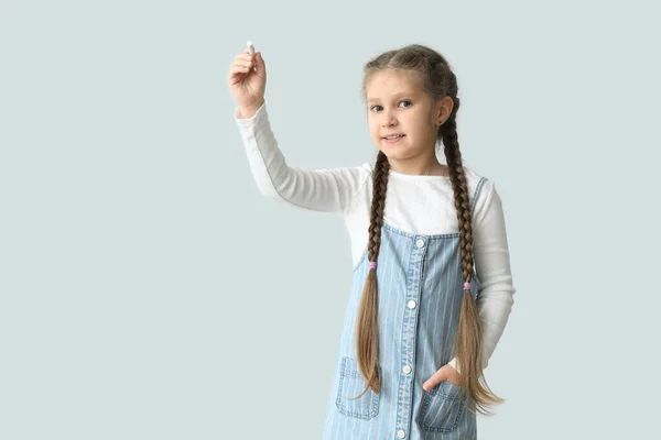 Маленька Дівчинка Крейдою Світлому Тлі Дитячий День — стокове фото