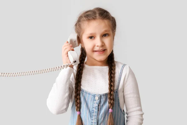 Menina Falando Por Telefone Fundo Luz Celebração Dia Das Crianças — Fotografia de Stock