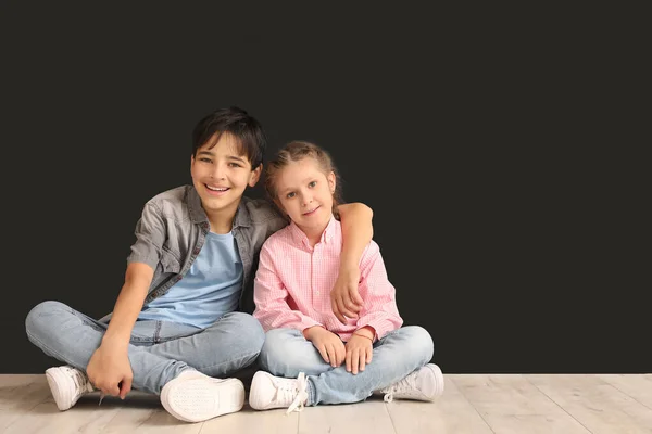 Bambini Piccoli Che Abbracciano Vicino Alla Lavagna — Foto Stock