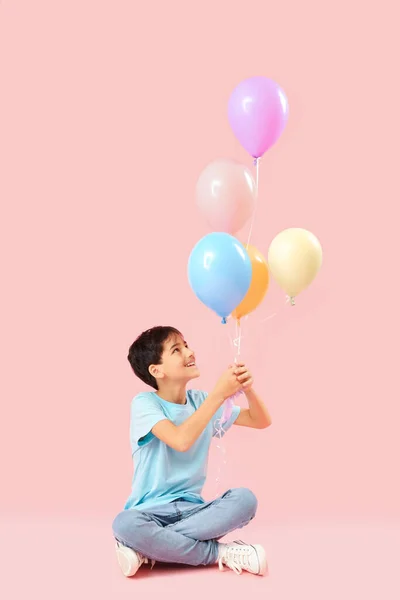 Petit Garçon Avec Des Ballons Assis Sur Fond Rose Célébration — Photo