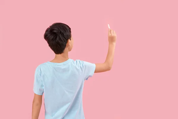 Kleine Jongen Tekening Met Krijtje Stuk Roze Achtergrond Achteraanzicht Kinderfeestviering — Stockfoto