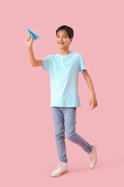 Kleine Jongen Met Papieren Vliegtuigje Roze Achtergrond Kinderfeestviering — Stockfoto