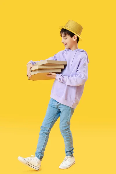 黄色の背景にピザとパーティーの帽子の小さな男の子 こどもの日 — ストック写真