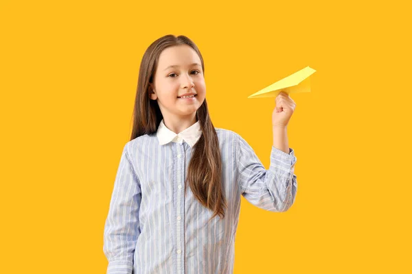 Κοριτσάκι Χάρτινο Αεροπλάνο Κίτρινο Φόντο Γιορτή Της Ημέρας Των Παιδιών — Φωτογραφία Αρχείου