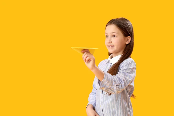 Menina Com Avião Papel Fundo Amarelo Celebração Dia Das Crianças — Fotografia de Stock