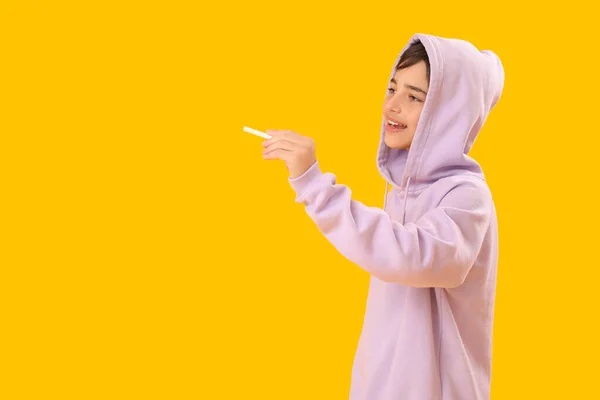 Kleiner Junge Mit Kreide Auf Gelbem Hintergrund Kindertagsfeier — Stockfoto